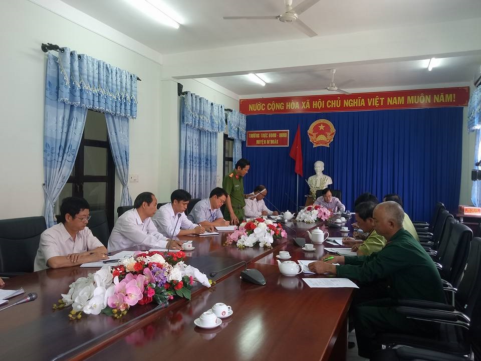 UBND huyện tổ chức họp bàn các biện pháp xử lý một số vấn đề liên quan đến việc khai thác, vận chuyển gỗ trái phép thuộc lâm phần quản lý của Công ty TNHH MTV Lâm nghiệp M’Đrắk